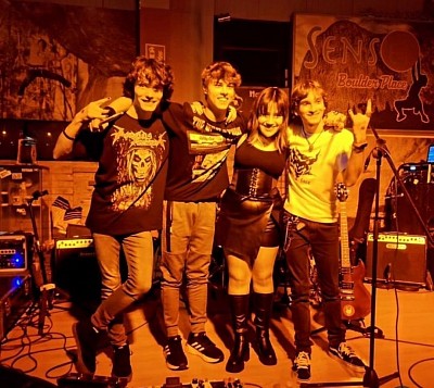 El primer concierto de devil´s face fue el 2-12-2023, tocaron 6 temas propios como teloneros de Covers maxter, la canción que a la gente le ha gustado fue worry.Foto del primer concierto (2-12-2023)